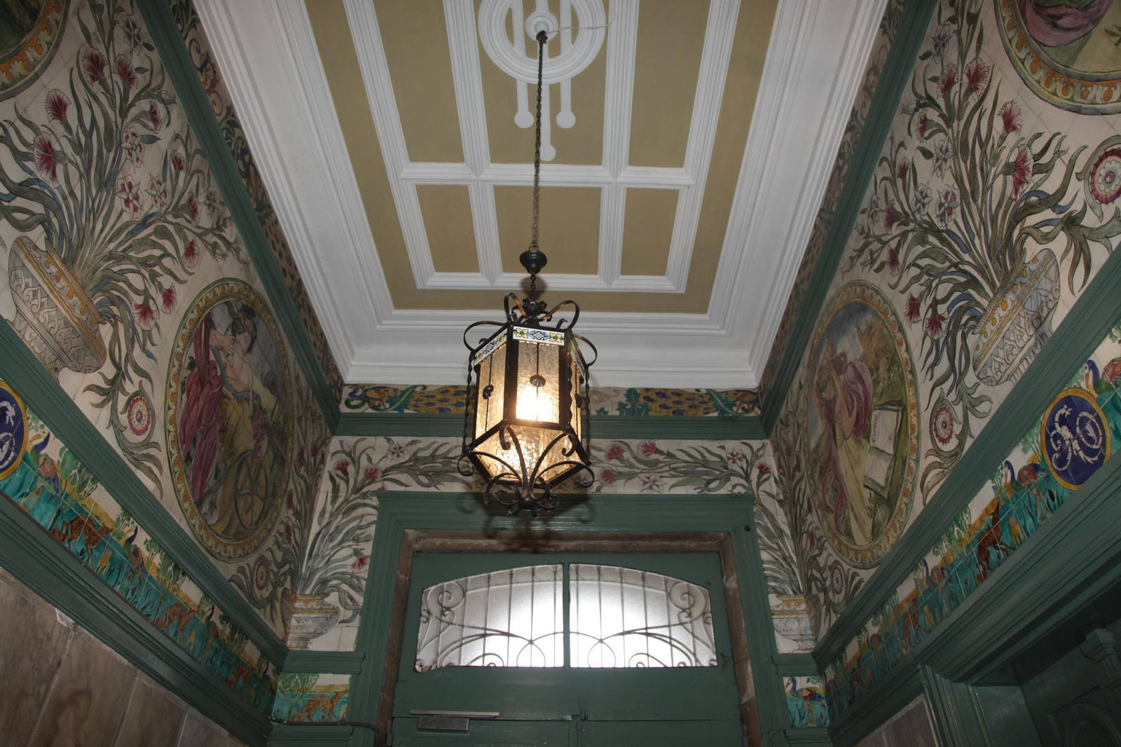 El portal más espectacular está en la conocida como  “Casa Fermín García” en la Plaza Mayor, obra de V. Gulias. (1910).