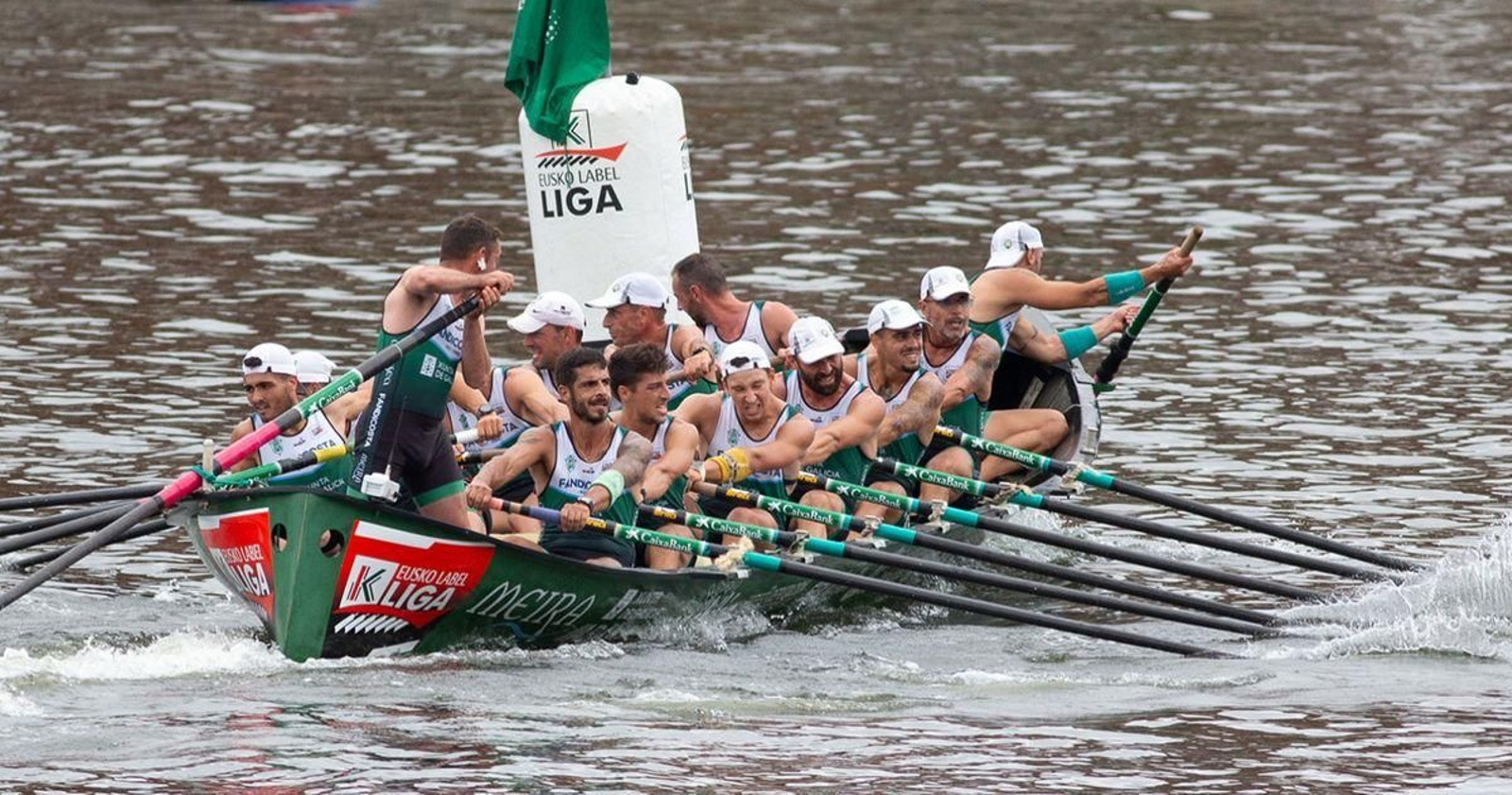 O barco de Samertolameu realiza unha ceavoga na proba disputada onte en Santurtzi.