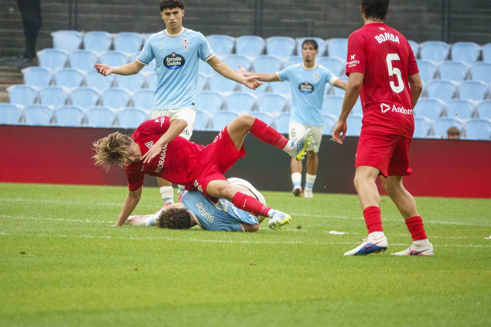 Galería | El Celta Fortuna se estrena como local en Segunda División
