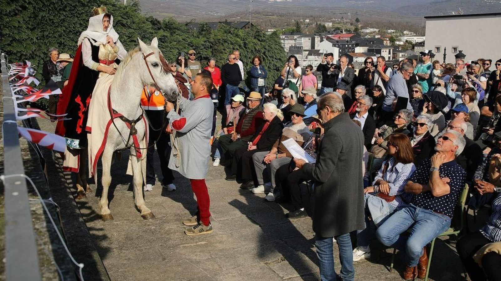 Doña Urraca, a lomos de su caballo blanco, llega a la villa de VIana do Bolo.