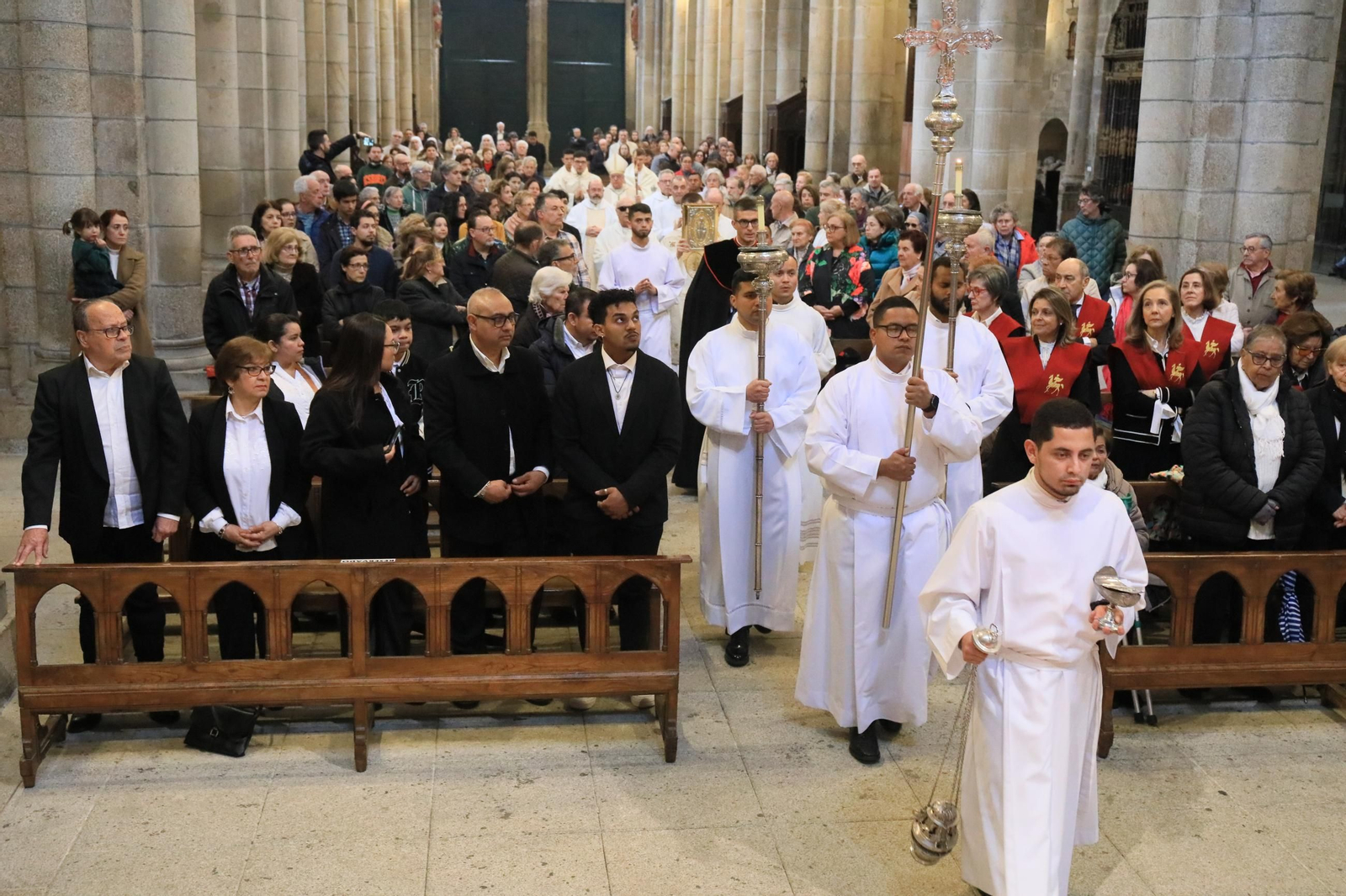 Galería | El Lavatorio de Pies llena la Catedral de Ourense
