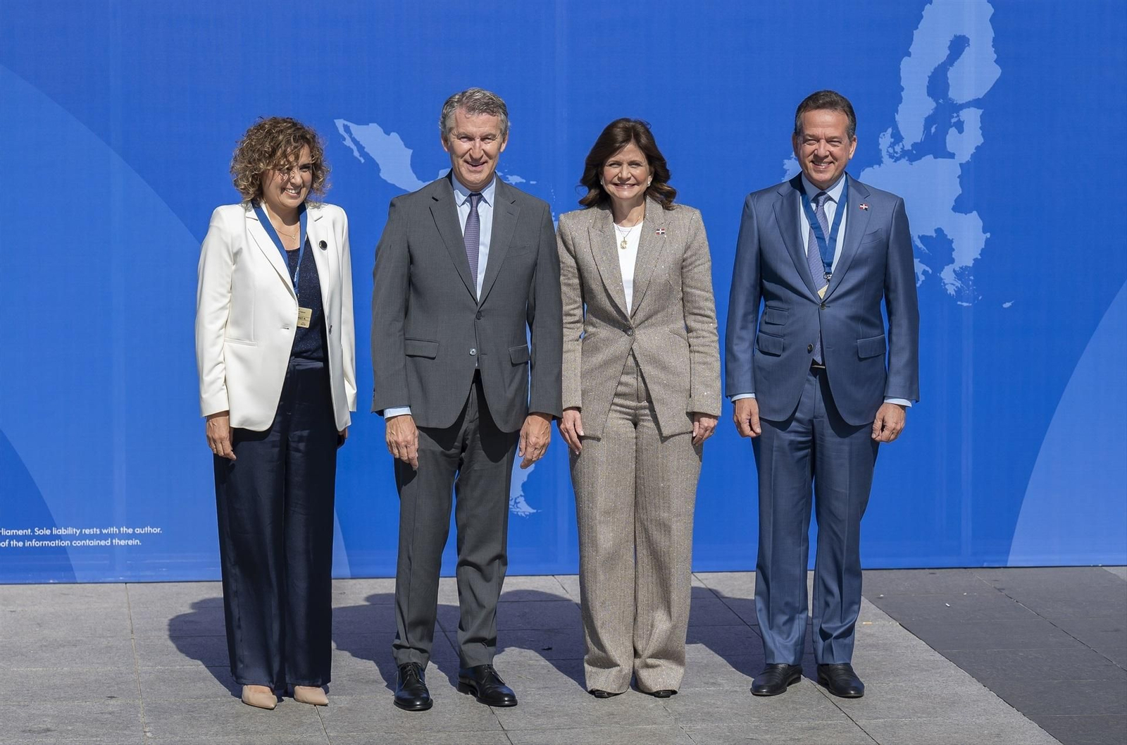 Feijóo, con Dolors Montserrat, recibiendo a líderes conservadores ayer en Madrid.