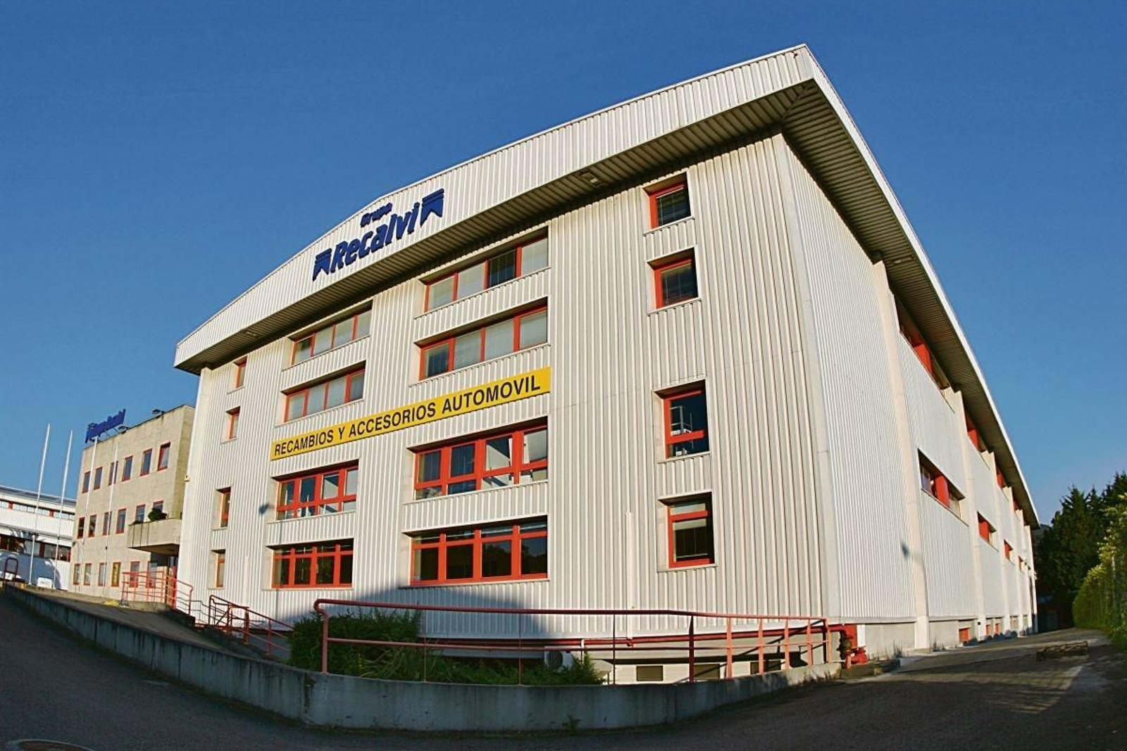 Instalaciones y sede central que el grupo tiene en el polígono de O Caramuxo.