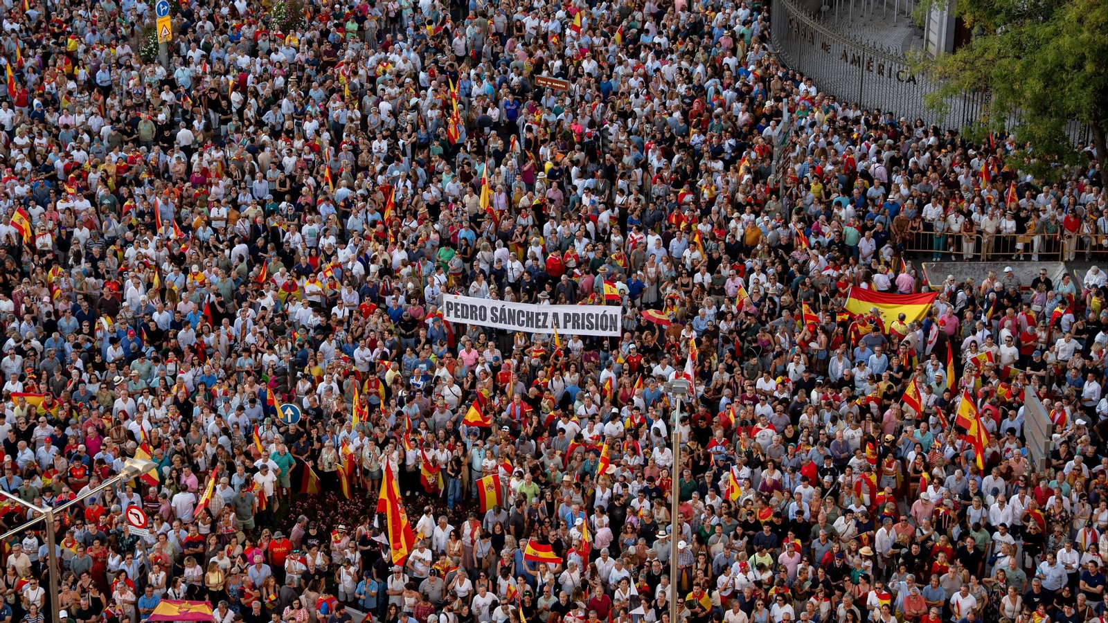 Cientos de personas durante una concentración en solidaridad con Ceuta, a 2 de septiembre de 2026, en Madrid (España).