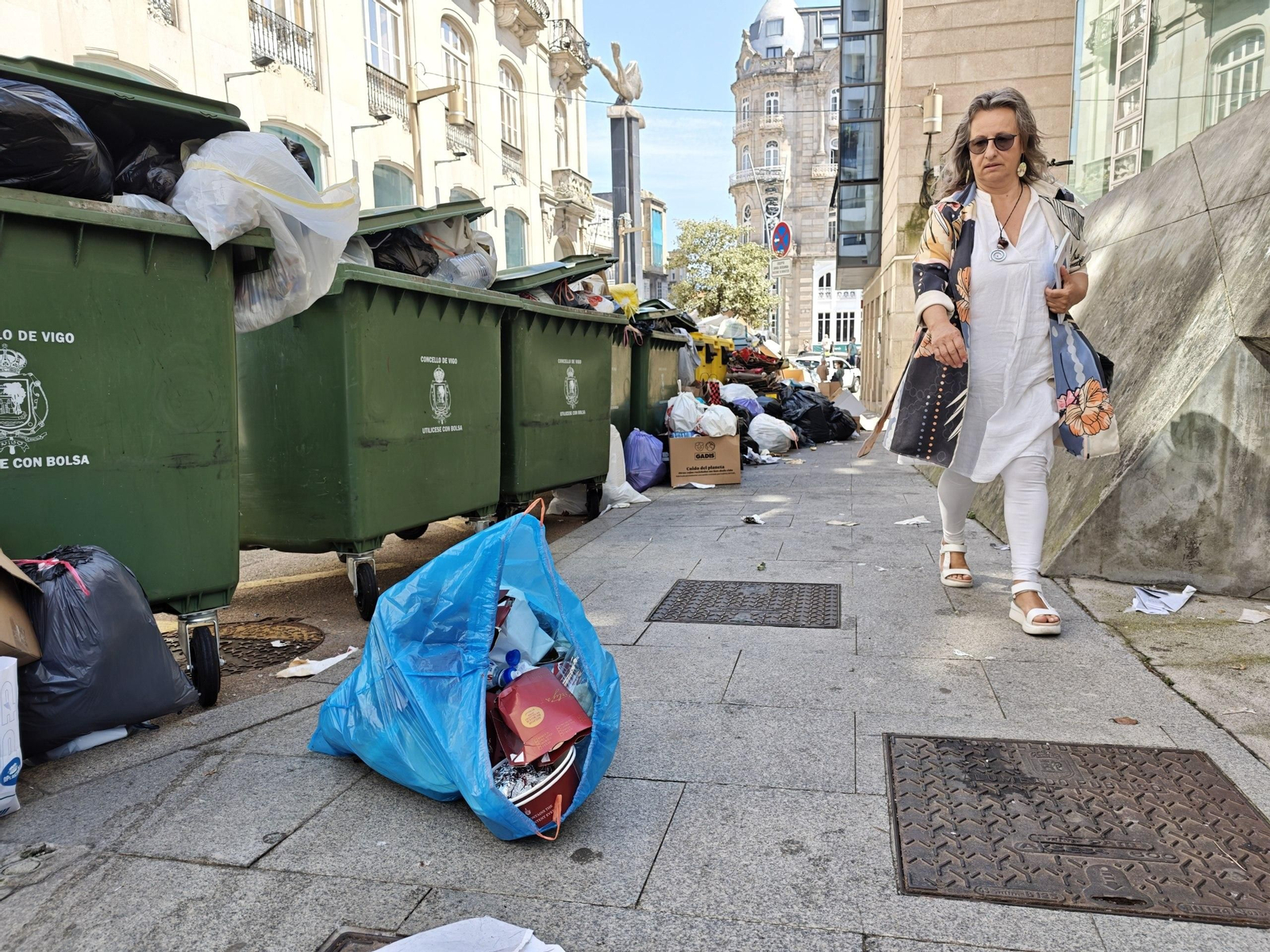 Galería | Vigo, bajo la presión de la basura tras tres días de huelga