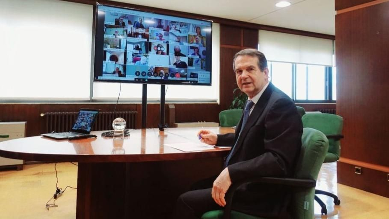 Abel Caballero antes de iniciar la videoconferencia con los representantes económicos.