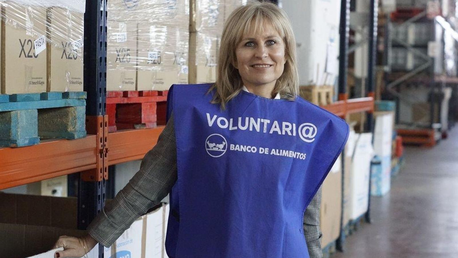 La periodista María Rey recibió ayer su chaleco de Banco de Alimentos.
