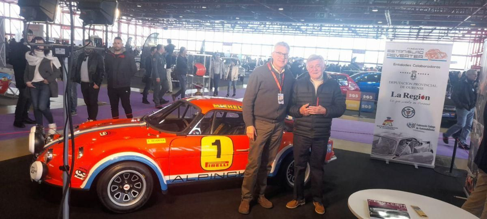 Santi Reverter posa con Eladio Doncel delante del Alpinche en el ClassicMadrid 2023.