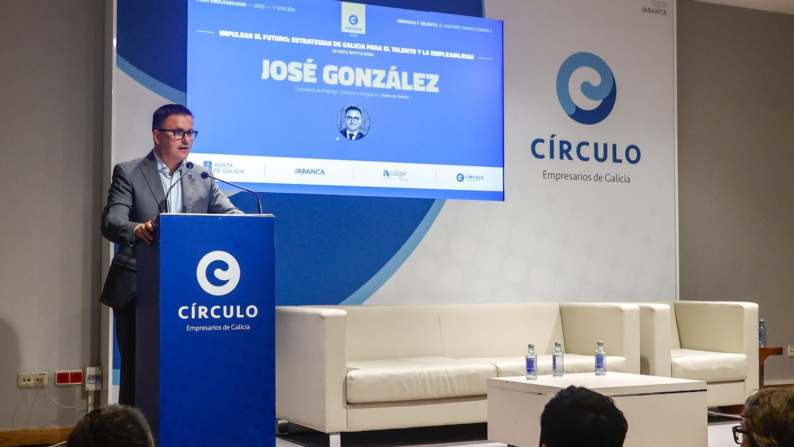 El conselleiro de Emprego, Comercio e Emigración, José González, participa en el 'Foro Empregabilidade: empresa e talento, o binomio imprescindible', organizado por el Círculo de Empresarios de Galicia, en Vigo, el 16 de septiembre de 2025.