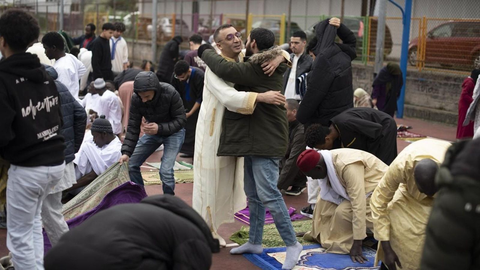 La cancha de A Carballeira se convirtió en una mezquita a cielo abierto para el Eid al-Fitr.