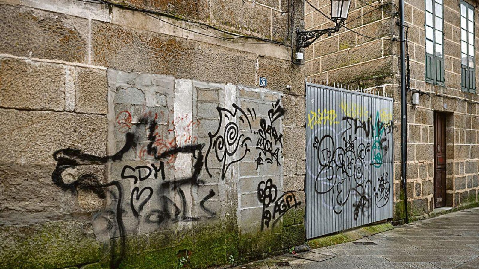 Pintadas recientes en la calle Traviesa de Verín.