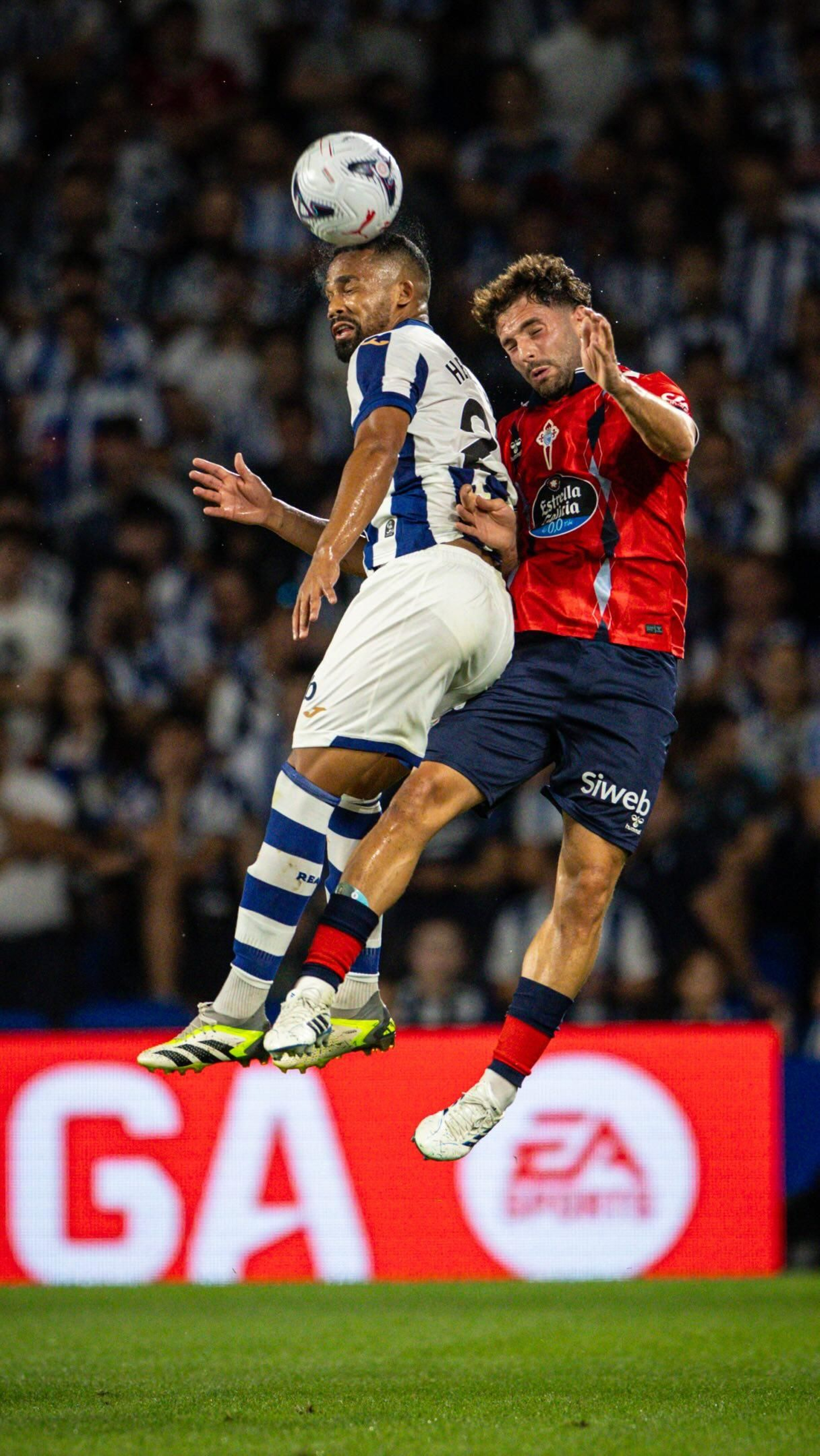 Yangel Herrera y Javi Rueda disputan un balón aéreo en el partido disputado anoche en el estadio de Anoeta.