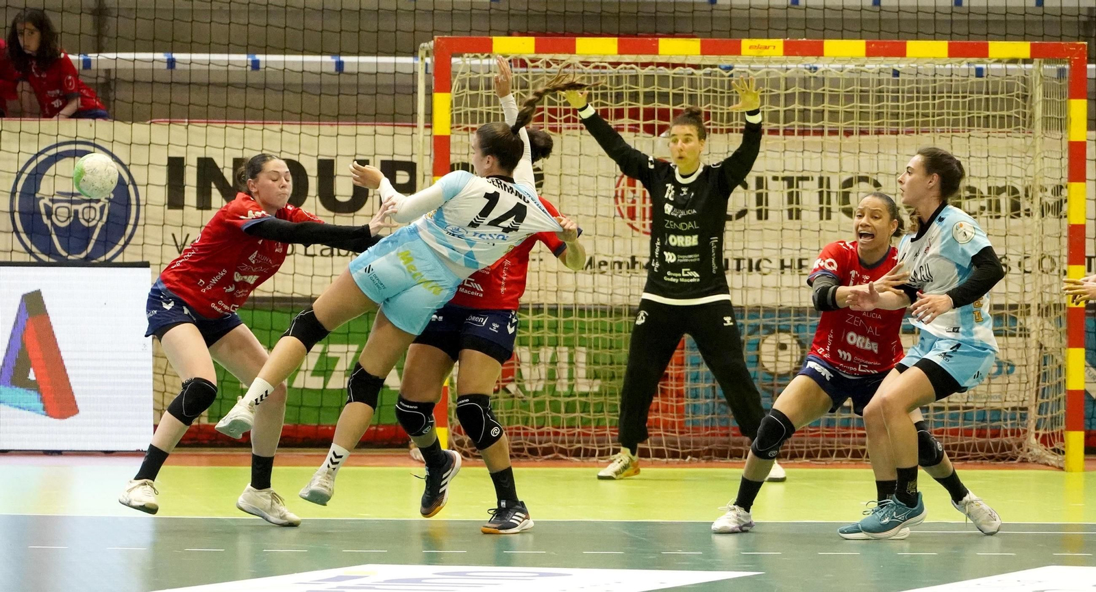 Galería | Porriño y Guardés se miden en el derbi femenino