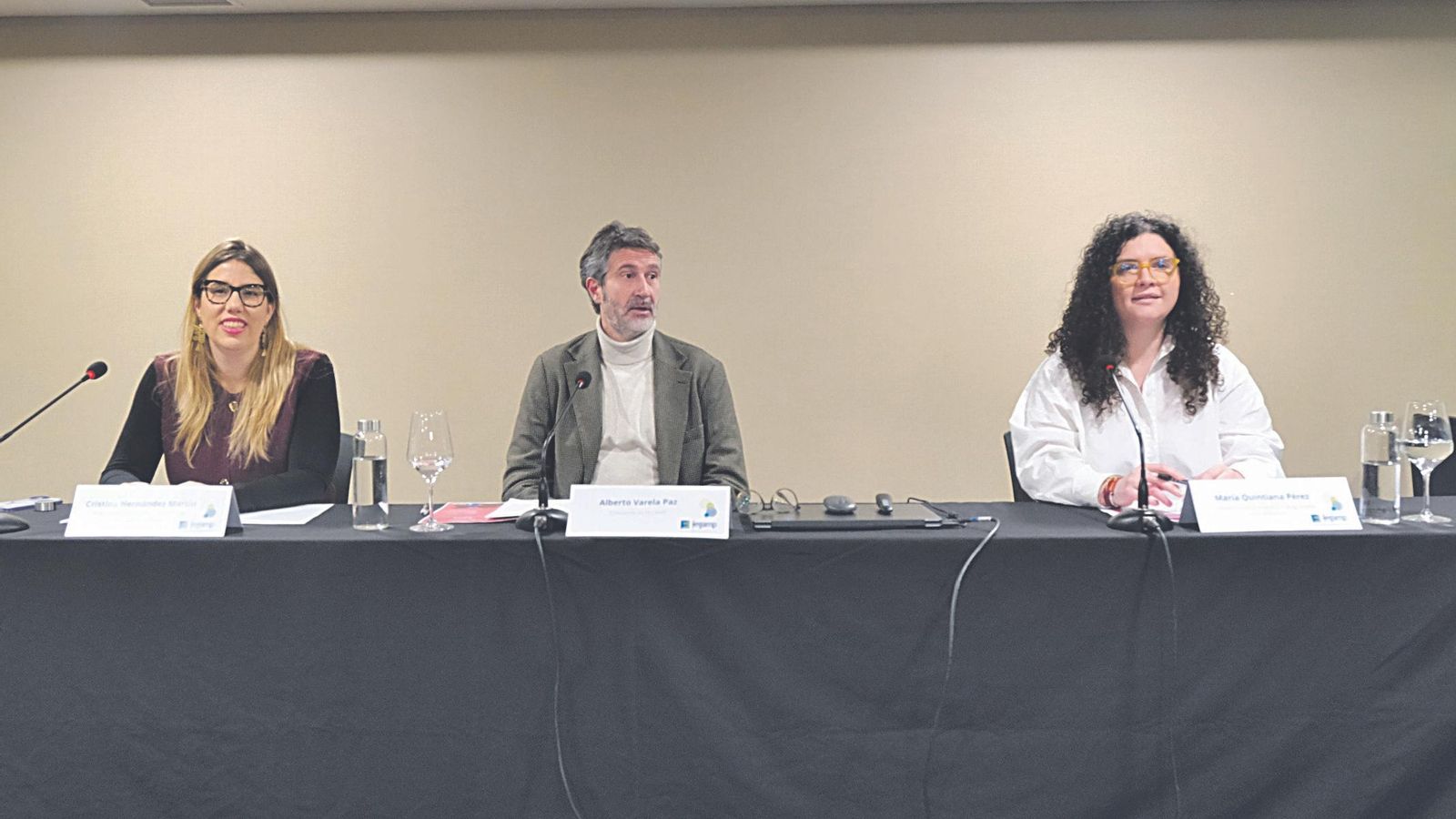 Mesa en la jornada, con Alberto Varela, de la Fegamp, en el centro.