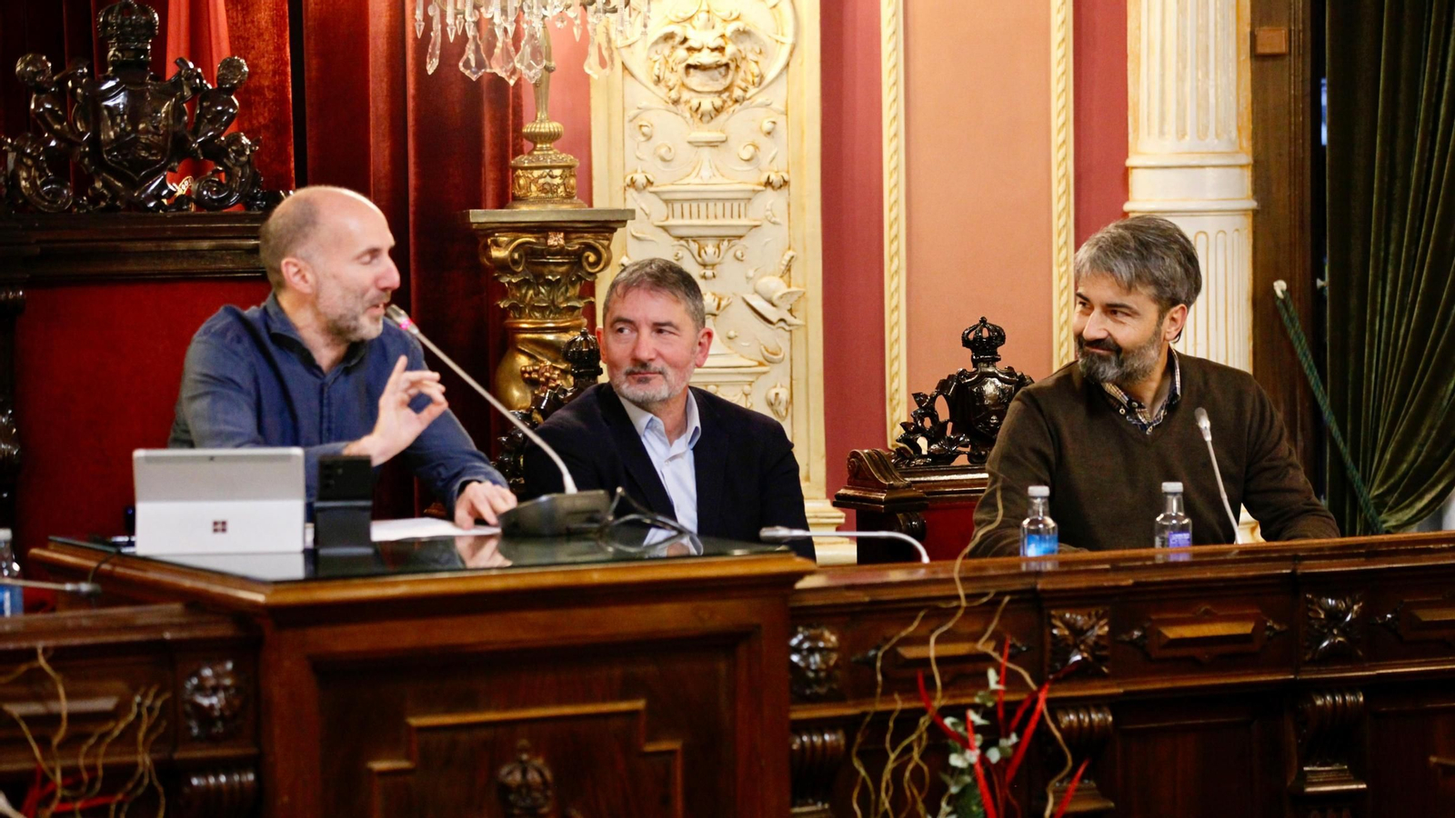 Gonzalo Pérez Jácome y el interventor, Gonzalo Alonso. Entre ellos, Aníbal Pereira.