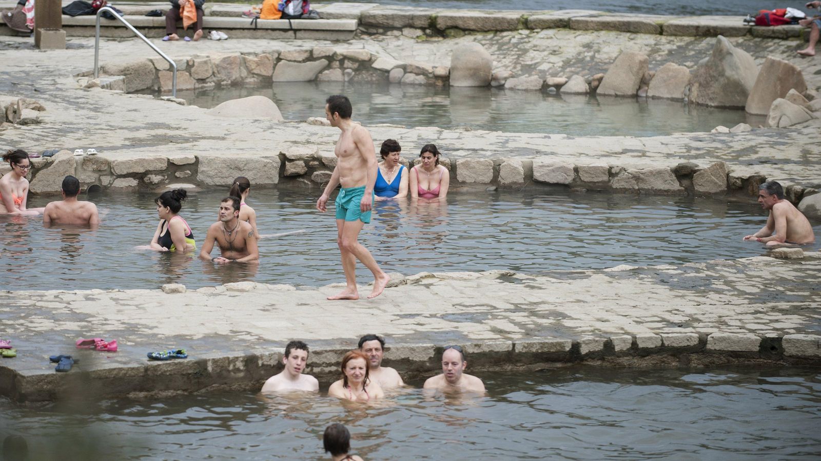 Bañistas en las termas del Muiño da Veiga, en Ourense.