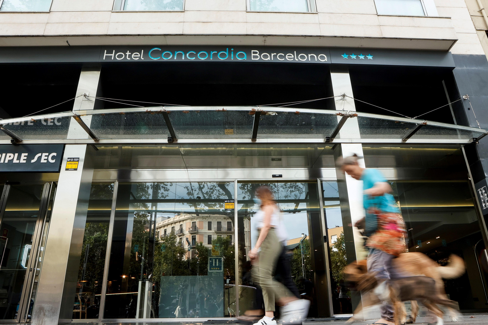 Puertas de entrada del hotel de Barcelona donde en una de sus habitaciones apareció muerto el niño.