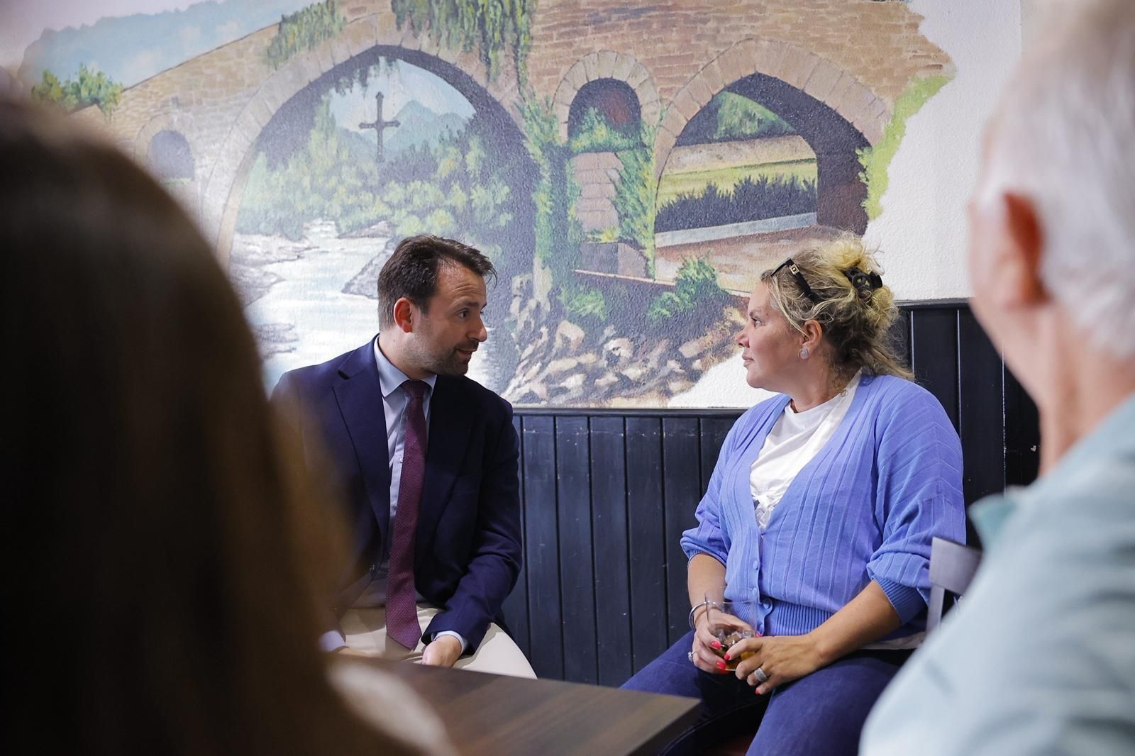 El presidente del Partido Popular, Álvaro Queipo conversa con Elena Mier, presidenta del Centro Asturiano de Ginebra
