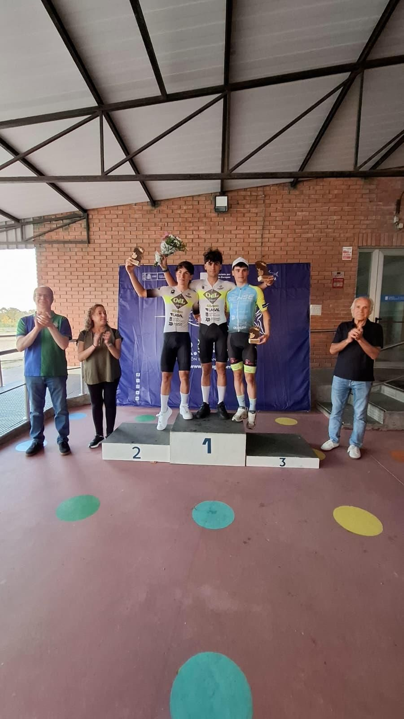 Jorge Pérez Cuña, en la cima del podio, junto a Santiago Agüero -plata- y Aron Lorenzo -bronce-.