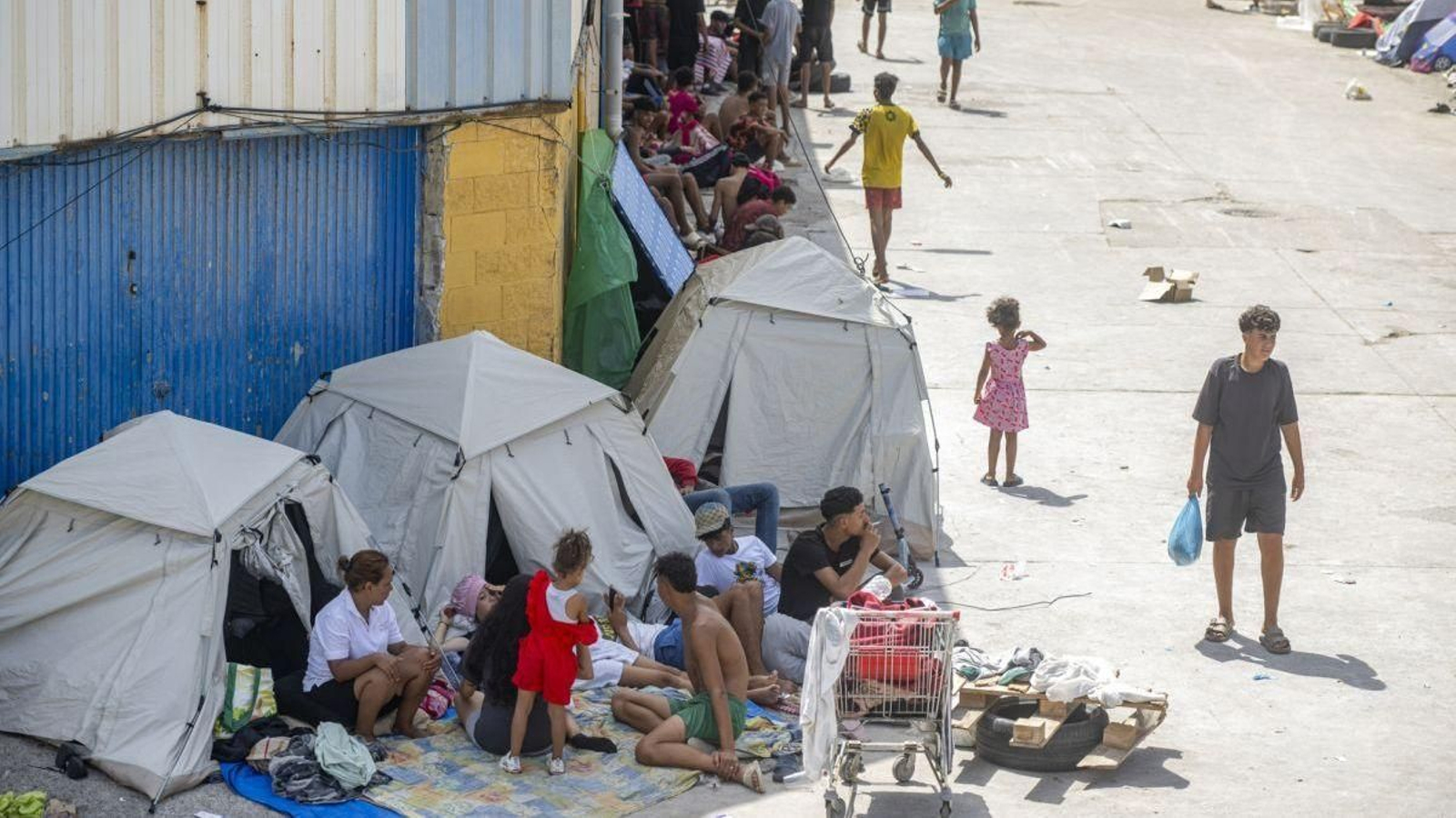 Migrantes asentados en una de las naves del Tarajal.