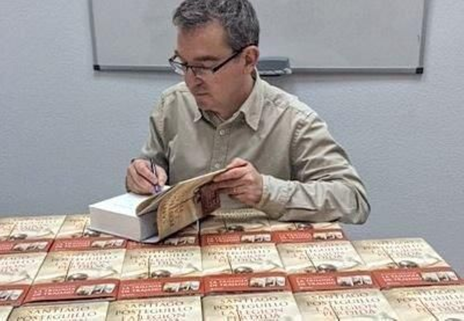 Inmerso en la promoción de su novela, Santiago Posteguillo cuelga en Facebook una de sus sesiones de firmas de libros.