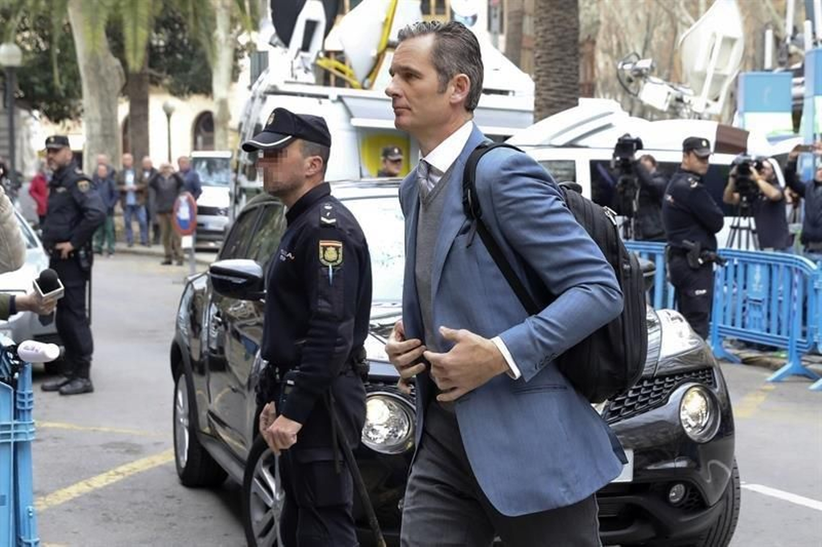 Algunas de las personas que se han concentrado en las cercanías de la Audiencia Provincial de Palma han increpado al ex duque, Iñaki Urdangarin, con abucheos y silbidos. "Chorizo, ladrón, devuelve el dinero", le han gritado. A su llegada, incluso