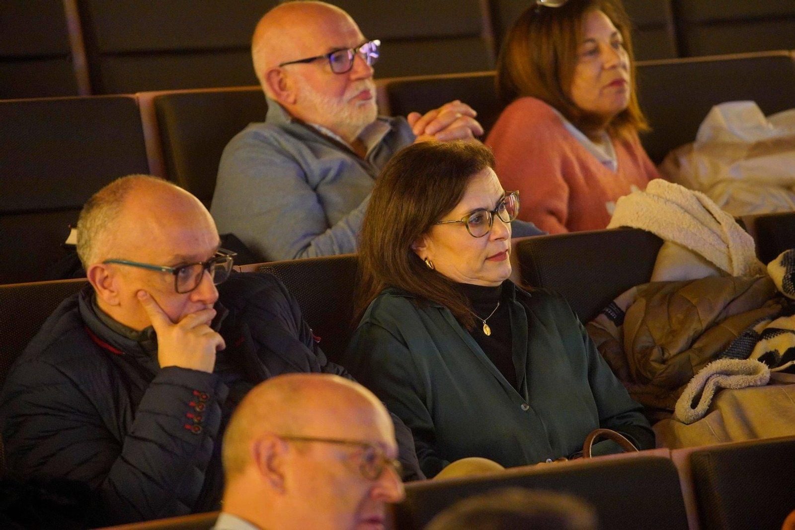 Jorge Villarino, responsable de publicidad de La Región y Mª Dolores Alonso, jefa de administración de Atlántico, en el Foro Atlántico.