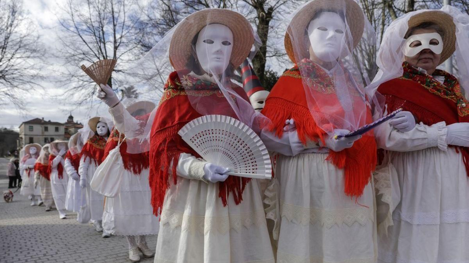 Listas para comenzar el desfile por las calles de A Terrachán.