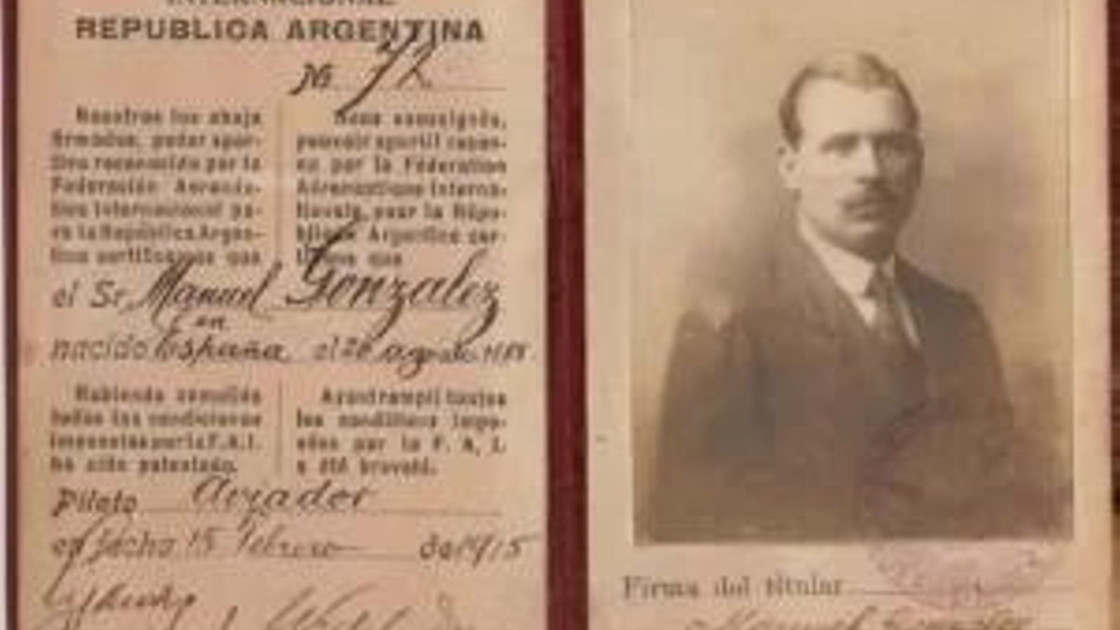 Carné de aviador de Manuel González, el gallego que nació con alas