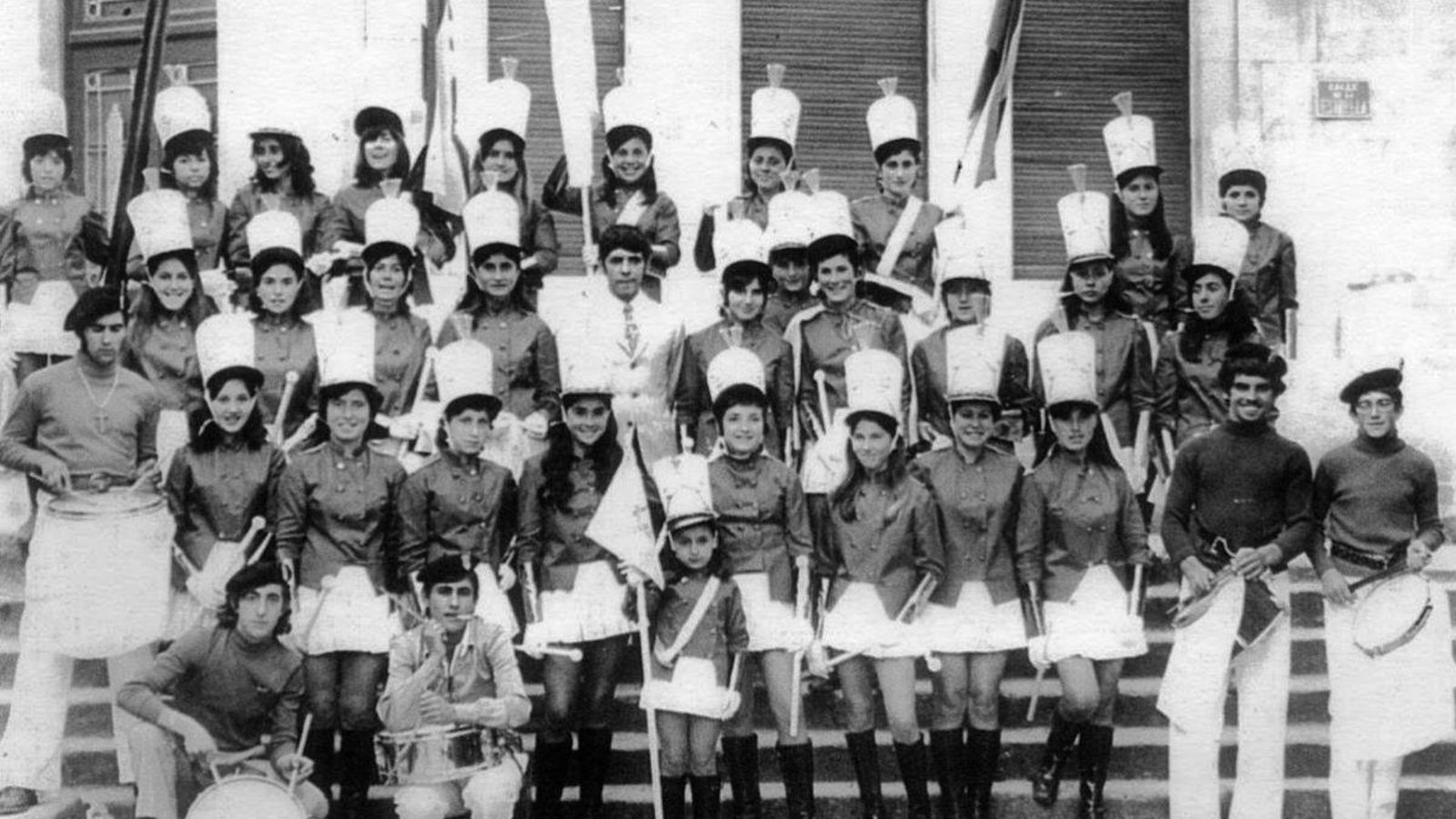 El grupo de las Majorettes de Cangas al completo tras una actuación.