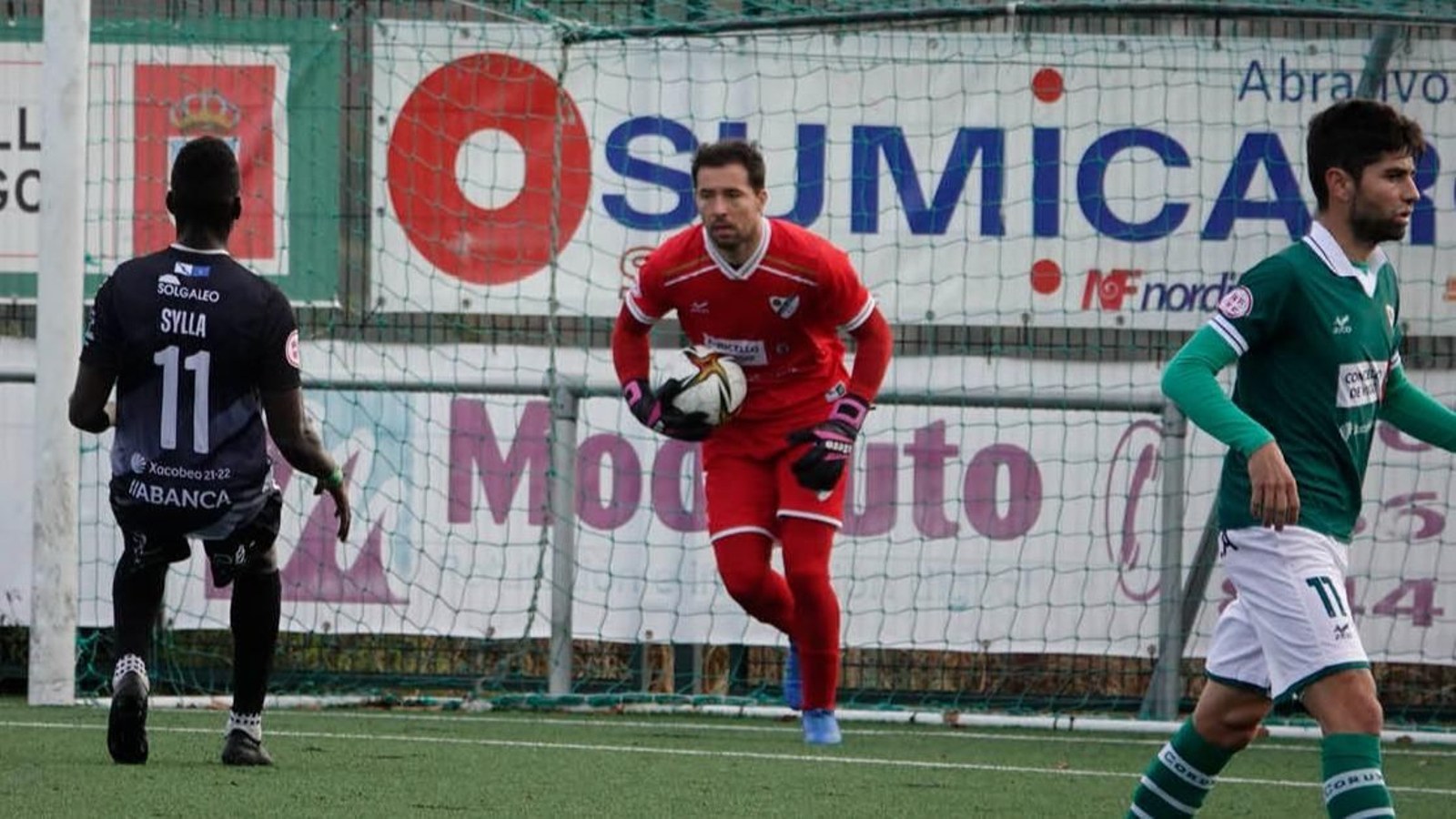 El meta compostelano, en su vuelta a la titularidad ante el Arenteiro.

VICENTE ALONSO