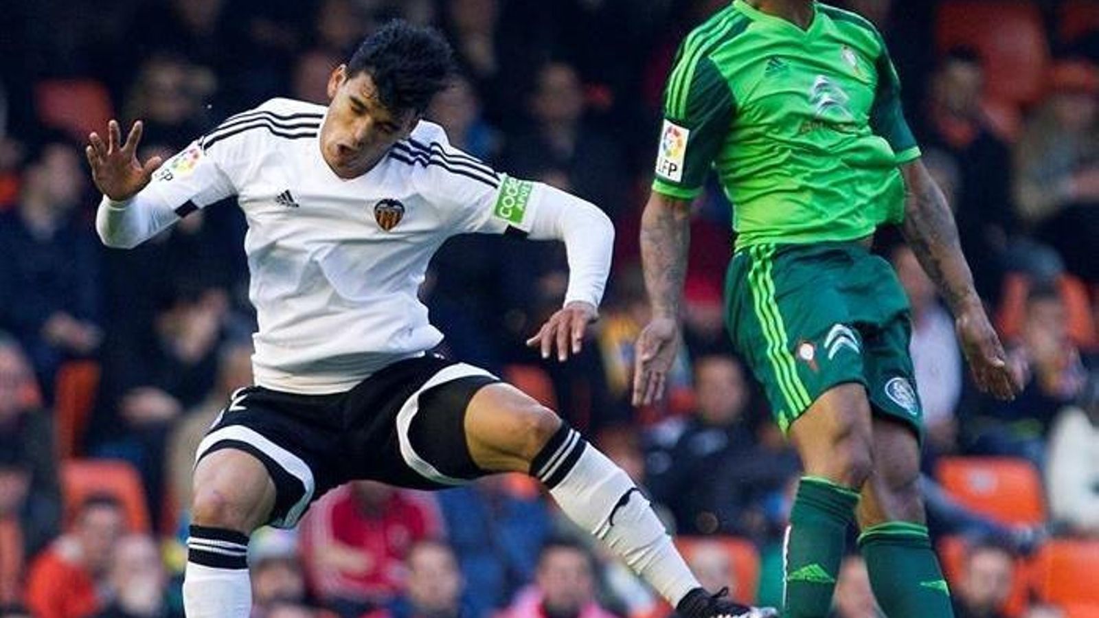 El céltico Claudio Beauvue cabecea el balón ante el valencianista Danilo. El delantero de Guadalupe lució juego aéreo, pero le costó brillar con el balón sobre el césped.