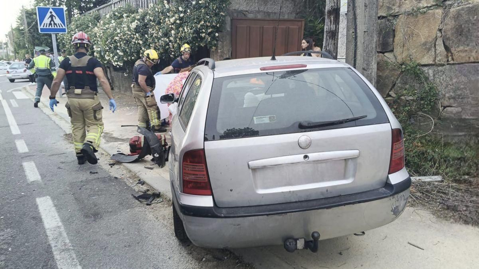 El vehículo que invadió la acera arrollando a la mujer el pasado domingo en Sanxenxo.