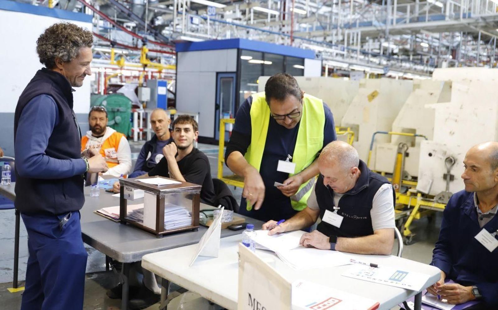 Un trabajador, en las elecciones que comenzaron el viernes en Stellantis Vigo y finalizaron ayer.