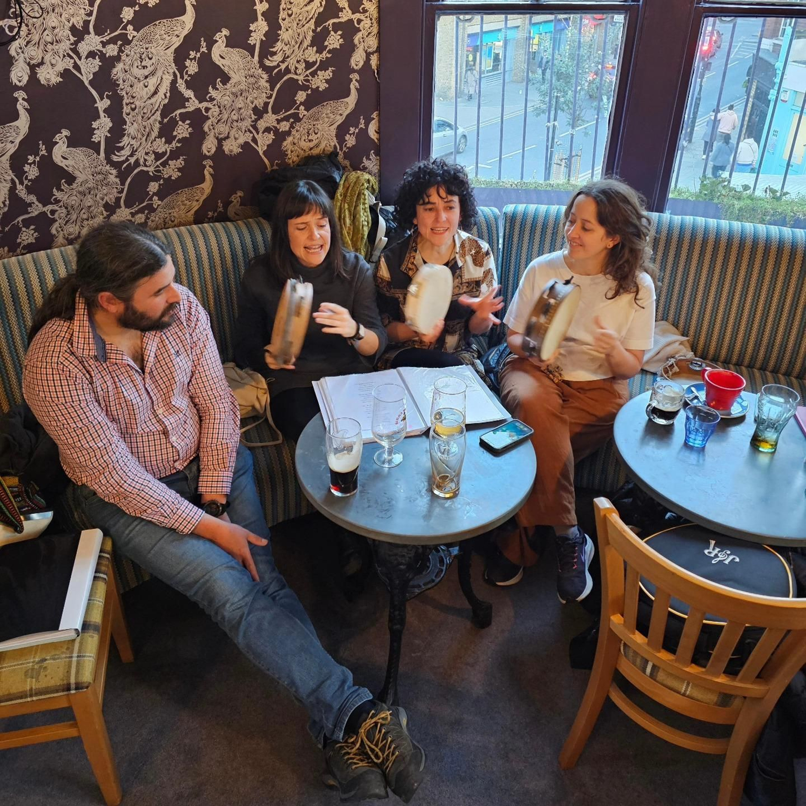 Membros do colectivo durante unha actuación en The Islington Townhouse| REGA-UK