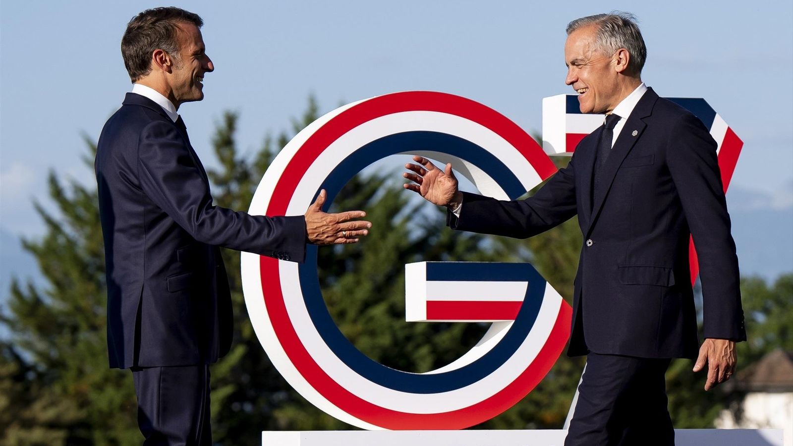 El primer ministro de Canadá, Mark Carney, saluda al presidente de Francia, Emmanuel Macron