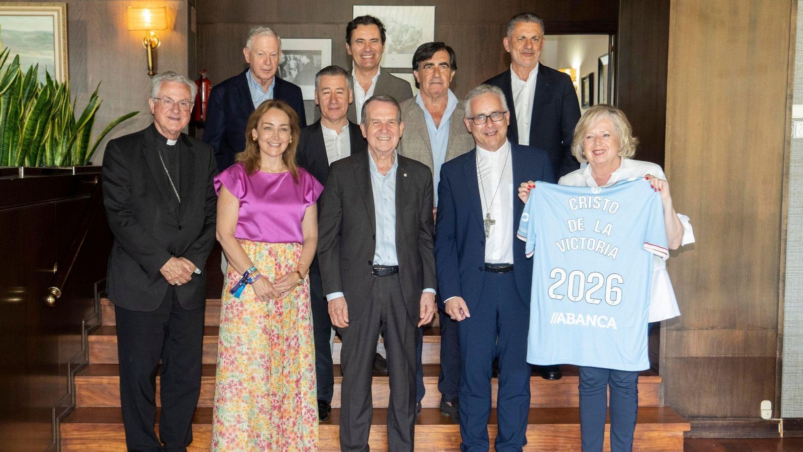 Representantes de la Cofradía y el alcalde Abel Caballero, en la comida con los invitados del Cristo.