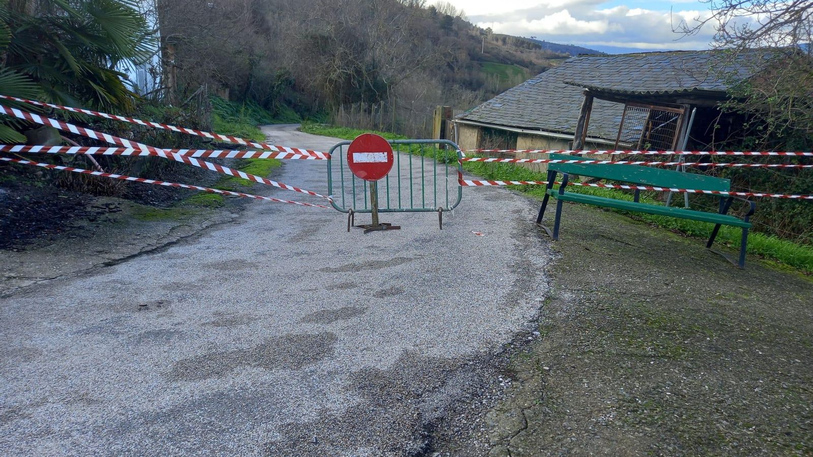Carretera afectada por la lluvia en Petín