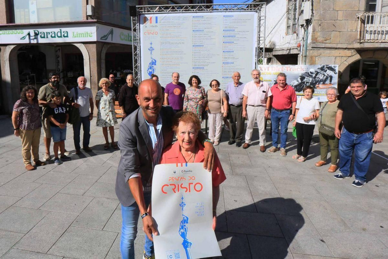 El alcalde junto a Amparo, en primer término y el resto de miembros del grupo y hosteleros, detrás.