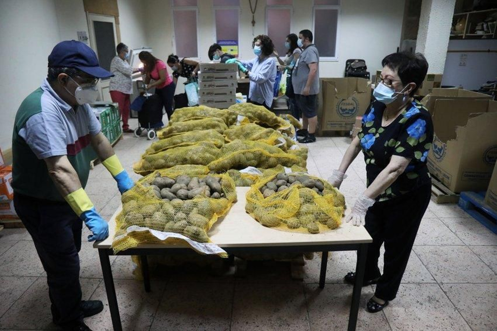 50 familias recogen alimentos en la parroquia de Santa Eufemia. José Paz