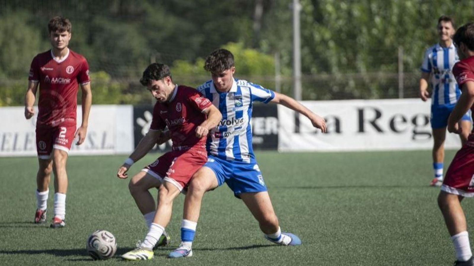 Miguel Peral, del Auriense, aguanta la pelota ante Mateo Araújo, del Valladares, en Oira.