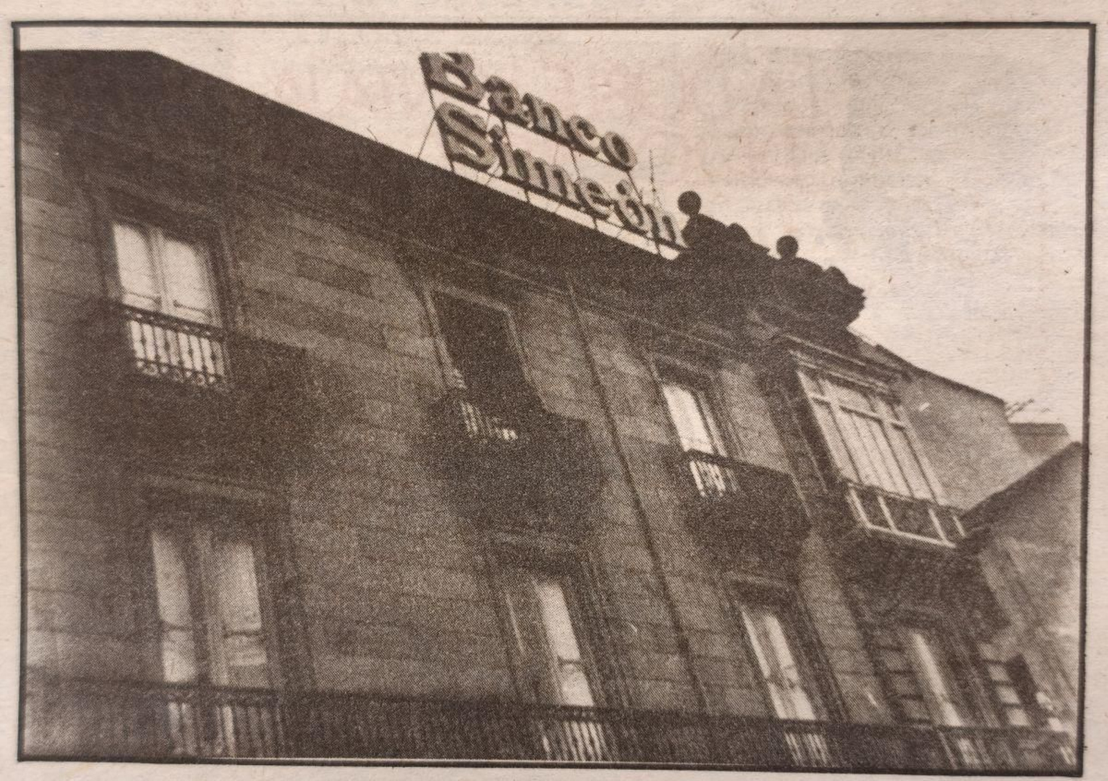 La Casa de Román con el rótulo del Banco Simeón en lo alto.