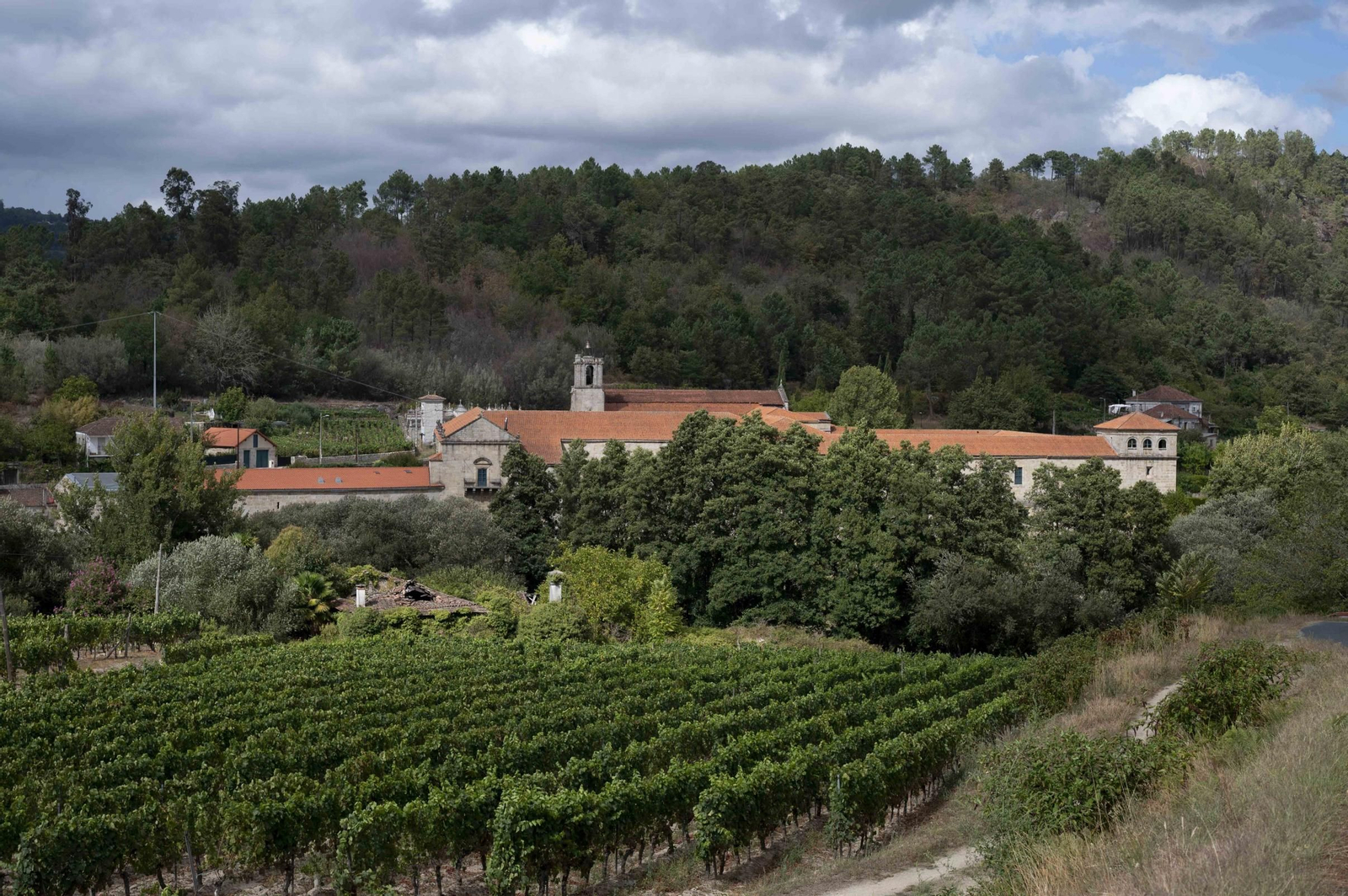 El Hotel Monumento San Clodio, rodeado de viñedos, en el municipio de Leiro. (MARTIÑO PINAL)
