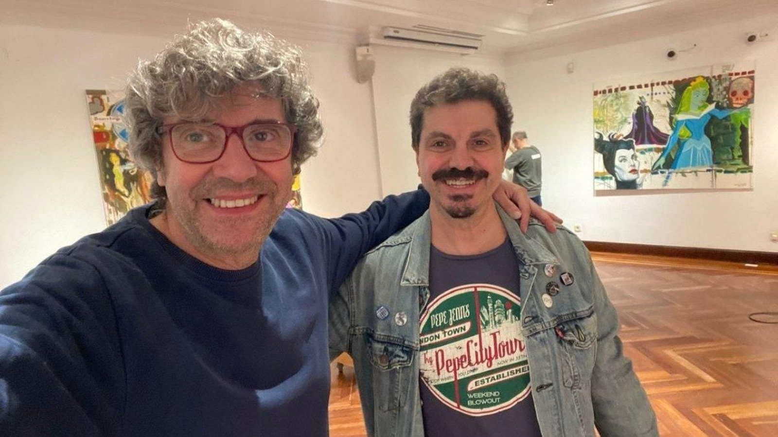 Los hermanos López Amado, Norberto y Santiago, se hacen un “selfie” en la sala.