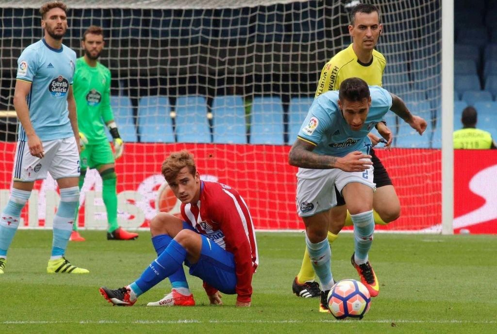 Hugo Mallo persigue el esférico ante la mirada de Griezmann.