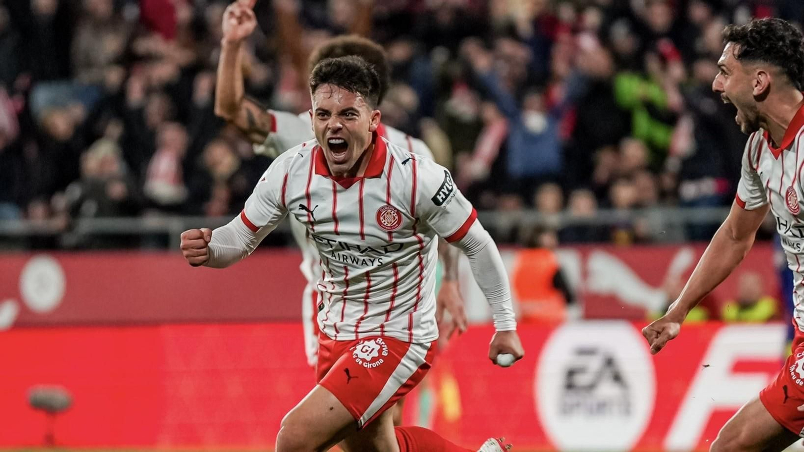 El excéltico Fran Beltrán celebra con rabia su gol de anoche al Barcelona ya en la recta final del partido en Montilivi.