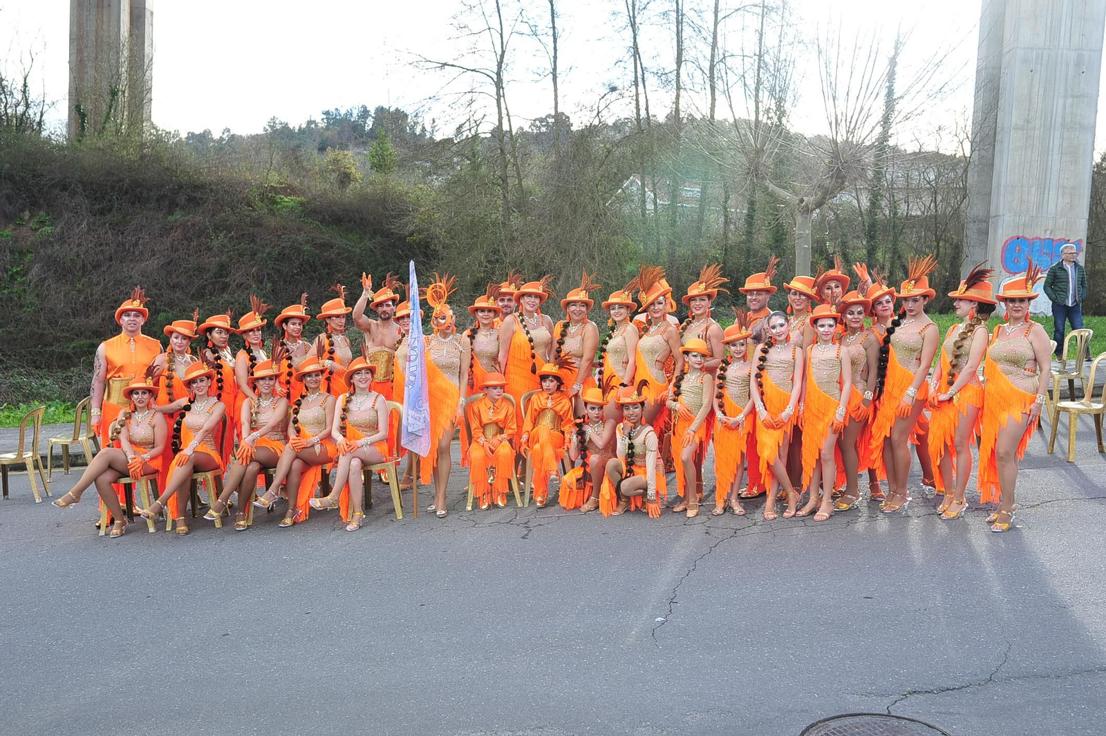 Galería | Color y retranca se pasean por las calles de A Valenzá durante su Martes de Entroido