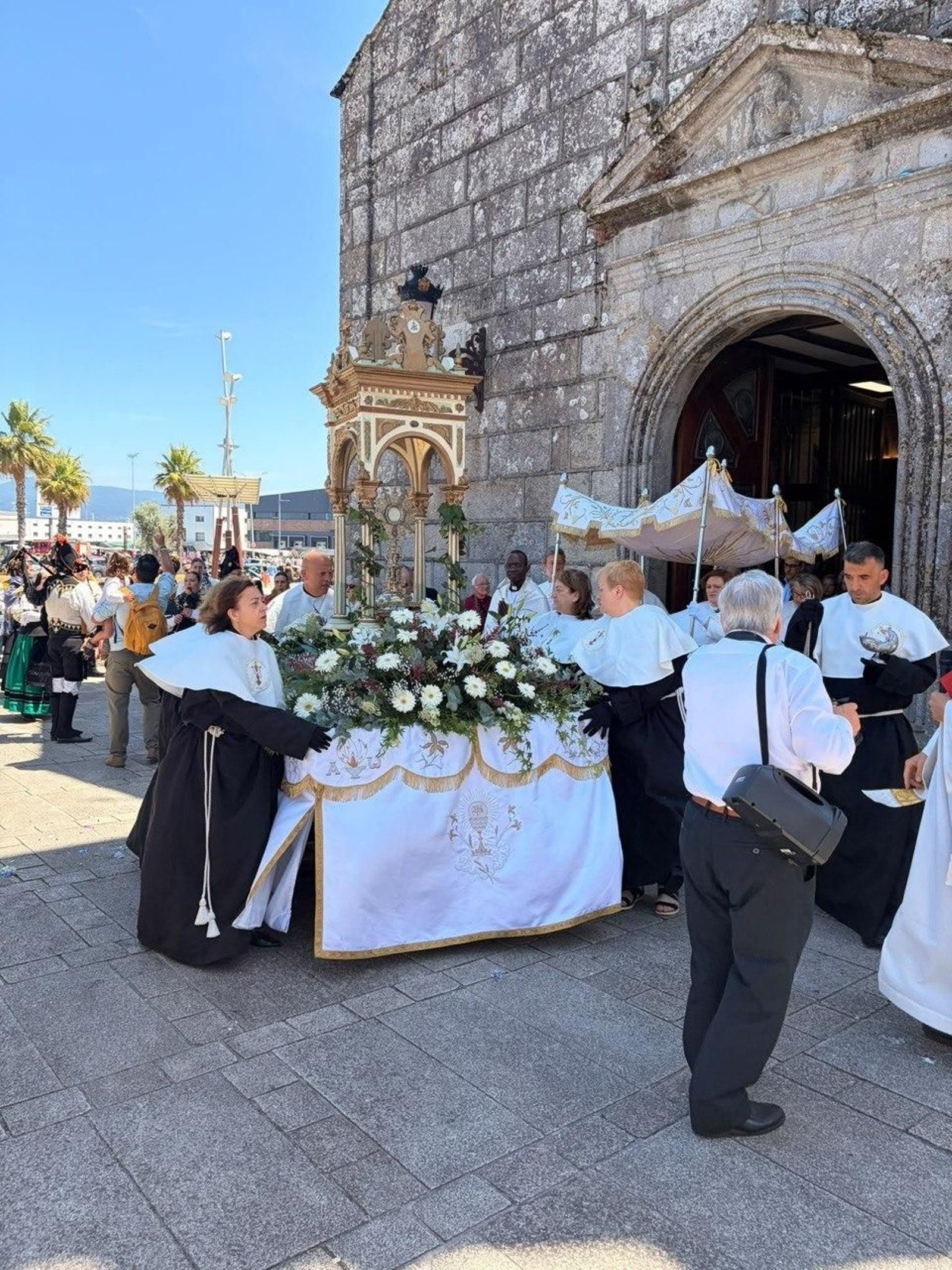 Alfombras florales y procesión del Corpus en Bouzas.