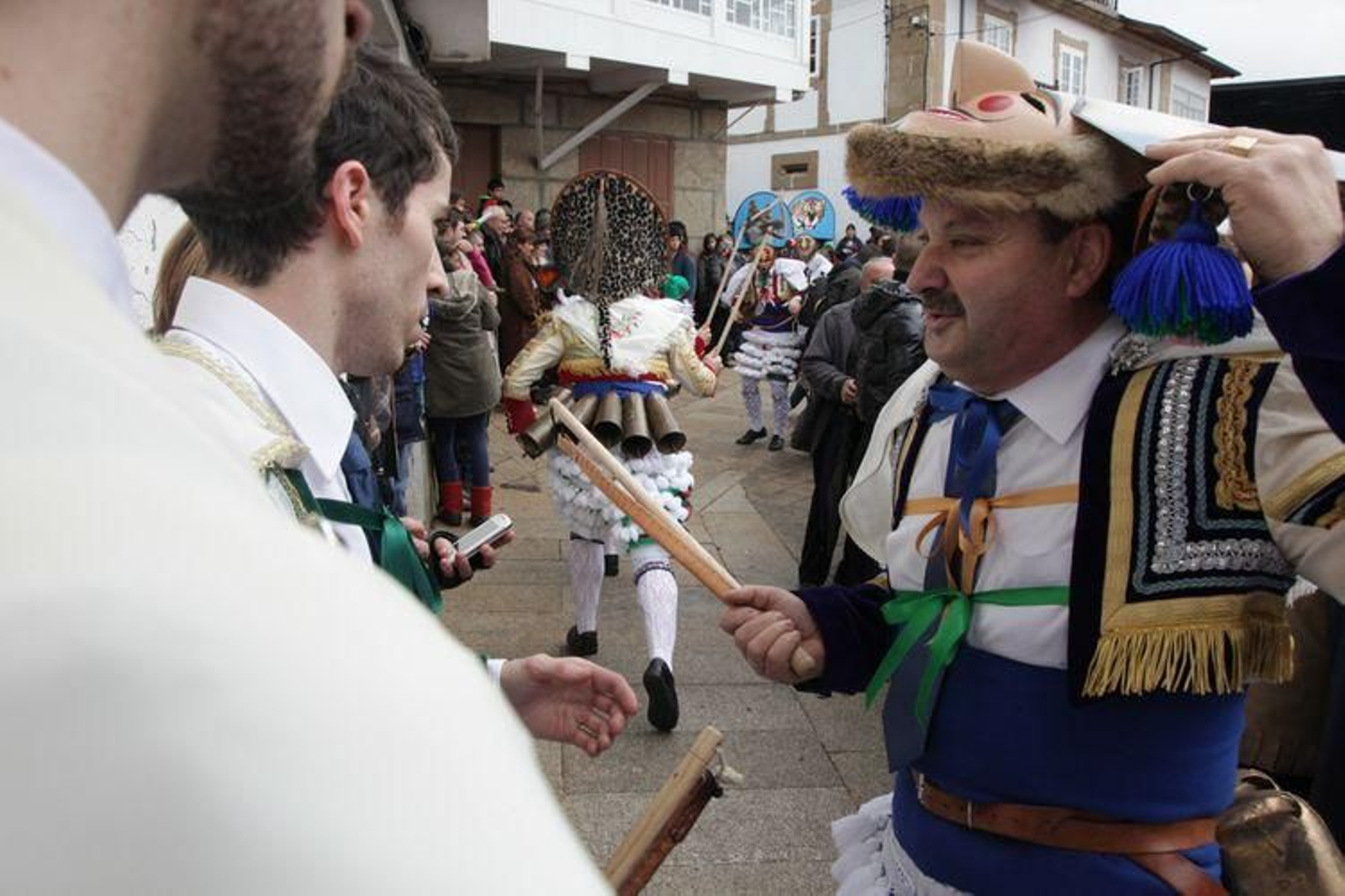 Laza recibe a los peliqueiros con bica y licor café