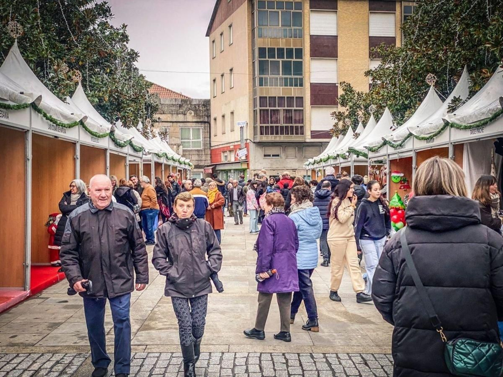 Plaza García Barbón durante la feria de Navidad.